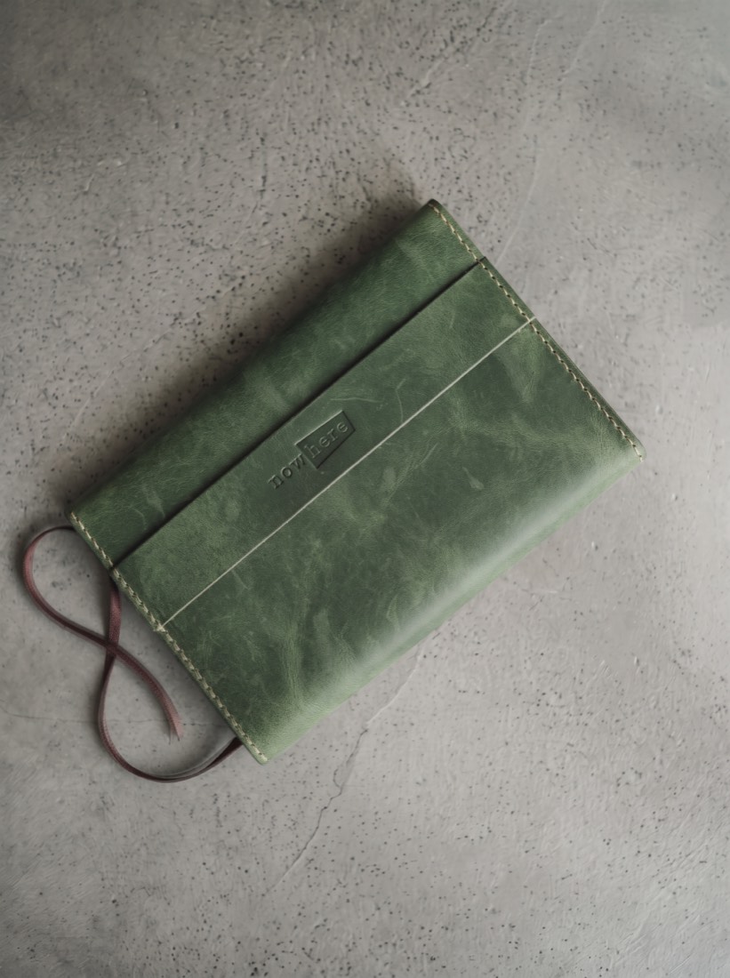 Deep Green色の革のブックカバー